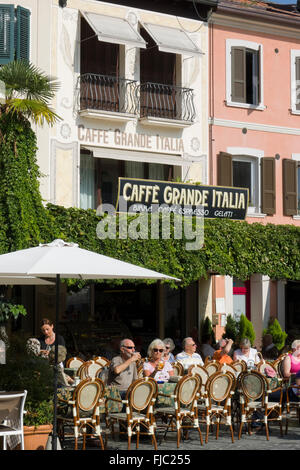 Café sur la Piazza Giosue Carducci, Sirmione, Lac de Garde, Lombardie, Italie Banque D'Images