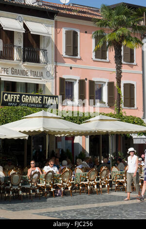 Café sur la Piazza Giosue Carducci, Sirmione, Lac de Garde, Lombardie, Italie Banque D'Images