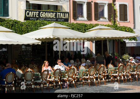 Café sur la Piazza Giosue Carducci, Sirmione, Lac de Garde, Lombardie, Italie Banque D'Images