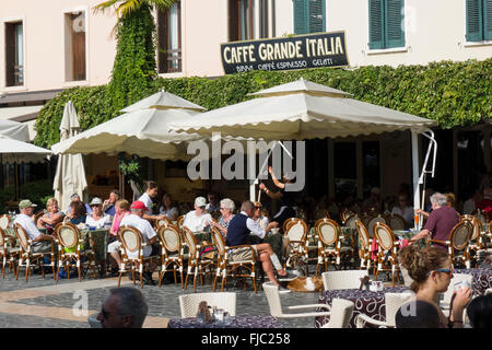 Café sur la Piazza Giosue Carducci, Sirmione, Lac de Garde, Lombardie, Italie Banque D'Images