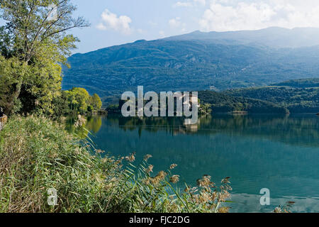 Lago di Toblino mit Schloss Castel Toblino, Trentin, Italie | lac Toblino avec son château Castel Toblino, Trentin, Italie Banque D'Images