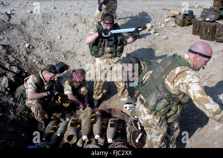 Le Welsh Guards battel group on il tour de service en Irak 2004. Ils ont été posté, juste à la sortie al Arhmar dans le sud de l'Iraq. et il comprenait l'élimination nomenclature trouve l'arme et des patrouilles de sécurité.Ils étaient là 2004/2005 op telic 5.Royal Engineers, préparez-vous à faire exploser l'artère ancienne rouns qui avait utilisé pour l'IRD bean Banque D'Images