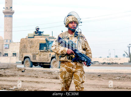 Le Welsh Guards battel group on il tour de service en Irak 2004. Ils ont été posté, juste à la sortie al Arhmar dans le sud de l'Iraq. et il comprenait l'élimination nomenclature trouve l'arme et des patrouilles de sécurité.Ils étaient là 2004/2005 op telic 5. Banque D'Images
