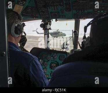 Fédération de Recherche et récupération d'hélicoptères des Forces canadiennes se déplacer et les équipes de soutien de Karaganda à Zhezkazgan en préparation de l'avenir du Soyouz TMA-18M avec l'atterrissage de l'équipage Expédition 46 1 mars 2016 à Zhezkazgan, au Kazakhstan. Le commandant Scott Kelly, de la NASA et cosmonautes russes Mikhail Kornienko de Roscosmos sera de retour après l'achèvement d'une station spatiale internationale année record-longue mission et Sergey Volkov revient après six mois sur la station. Banque D'Images