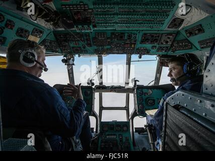 Fédération de Recherche et récupération d'hélicoptères des Forces canadiennes se déplacer et les équipes de soutien de Karaganda à Zhezkazgan en préparation de l'avenir du Soyouz TMA-18M avec l'atterrissage de l'équipage Expédition 46 1 mars 2016 à Zhezkazgan, au Kazakhstan. Le commandant Scott Kelly, de la NASA et cosmonautes russes Mikhail Kornienko de Roscosmos sera de retour après l'achèvement d'une station spatiale internationale année record-longue mission et Sergey Volkov revient après six mois sur la station. Banque D'Images