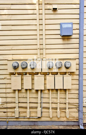 Des compteurs électriques sur le côté de l'ancienne maison Banque D'Images