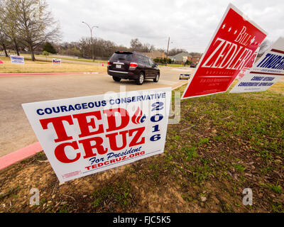 Voter pour la personne que vous approuver pour office, et le choix de lois ou d'obligations à l'appui. Au Texas ils votent dans des centres communautaires locaux ou des églises. Pas difficile à trouver avec un drapeau et signe la promotion de candidats Banque D'Images