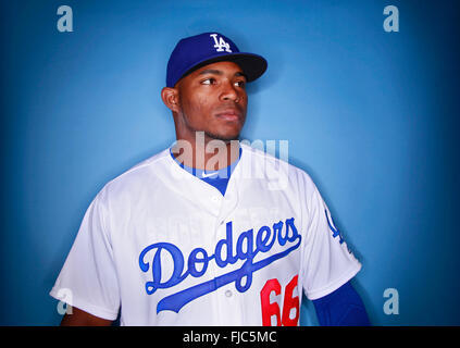 Glendale, AZ, États-Unis d'Amérique. Feb 27, 2016. GLENDALE, AZ - février 27, 2015 - Le voltigeur des Dodgers de Los Angeles | Yasiel Puig. | photo Photo prise lors de la journée à éviter l'entraînement de printemps des Ranch-Glendale Camelback installation. (K.C. Alfred/ San Diego Union-Tribune © K.C. Alfred/U-T San Diego/ZUMA/Alamy Fil Live News Banque D'Images