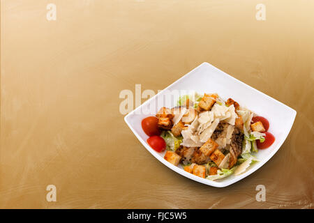 Salade César au poulet, fromage, croûtons Banque D'Images