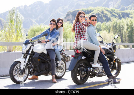 Les jeunes amis chinois ensemble moto équitation Banque D'Images