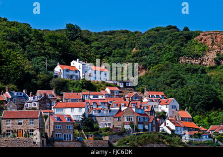 Cottages pittoresques avec leur toit de tuiles rouges construit sur la colline, Runswick Bay, village côtier, Yorkshire, England UK Heritage Coast Banque D'Images