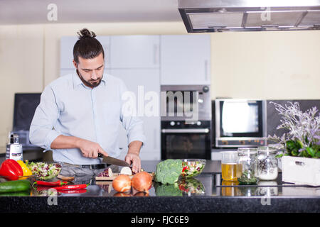 Homme dans la cuisine Banque D'Images