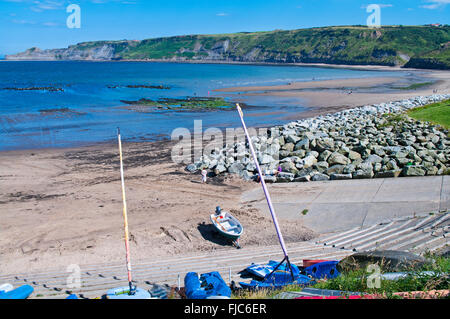 Bateaux amarrés au bord de la plage de sable à Runswick Bay, chaude journée d'été, North Yorkshire, England UK Heritage Coast Banque D'Images