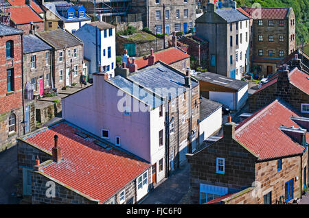 Vue sur les toits et terrasses en pierre vieille de ruelles dans le village de pêcheurs de Staithes, Yorkshire du Nord. Banque D'Images