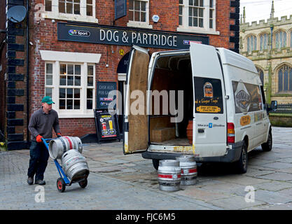 La prestation de barils de bière à la Dog & Partridge Pub à Wigan, Lancashire, England UK Banque D'Images