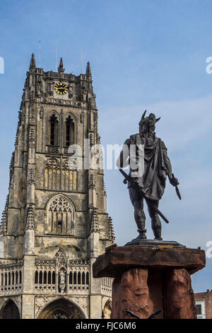 Statue d'Ambiorix au grand marché et la Basilique / Tongres Onze-Lieve-Vrouwe Basiliek à Tongeren, Belgique Banque D'Images