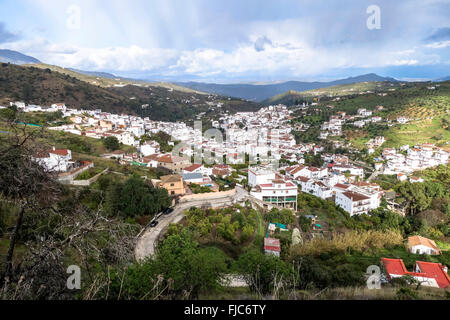 Vue sur le village blanc de Tolox dans la Sierra de las Nieves, dans le sud de l'Espagne, l'Andalousie. Banque D'Images