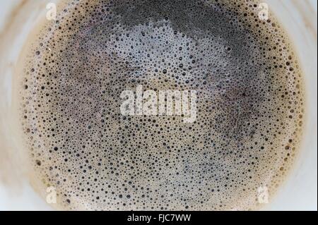 La texture à la surface supérieure d'une tasse de café fort Banque D'Images