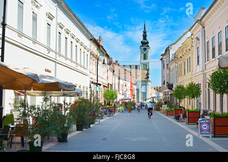 Les gens dans la rue de la Basse ville. Baja est une ville dans le sud de la Hongrie. Banque D'Images