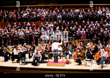 Hackney Singers choeur et orchestre jouant à un full house dans le Southbank Centre Banque D'Images