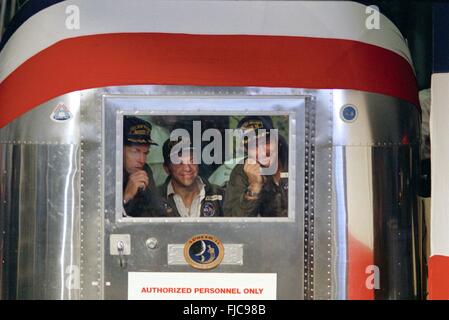 Les astronautes d'Apollo 14 de la NASA, scellé dans une installation de quarantaine mobile après son retour à la terre dans le vaisseau spatial Apollo 14, le 9 février 1971 à bord du USS New Orleans. De gauche à droite : les astronautes Stuart A. Roosa, Alan B. Shepard Jr., et Edgar D. Mitchell. Banque D'Images