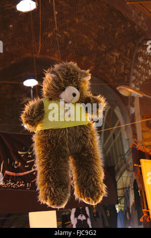 Ours en peluche à vendre à Bazar-e Bozorg Bazar, Isfahan, Iran Banque D'Images