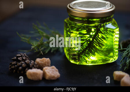 Sapin jam bosse sur fond de bois Banque D'Images