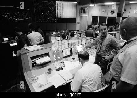 Vue d'ensemble de l'activité dans la salle de contrôle des opérations de mission dans le centre de contrôle de mission au cours de la mission Apollo 14, le 4 février 1971 à Cape Canaveral, en Floride. La console du directeur de vol est au premier plan. Eugene F. Kranz, chef de la Division de contrôle de vol du SMC, est à droite au premier plan. Assis à la console est Glynn S. Lunney, chef de l'Office de directeur de vol, Flight Control Division. Face à l'appareil photo est Gerald D. Griffin, directeur de vol de la troisième équipe (or). Banque D'Images