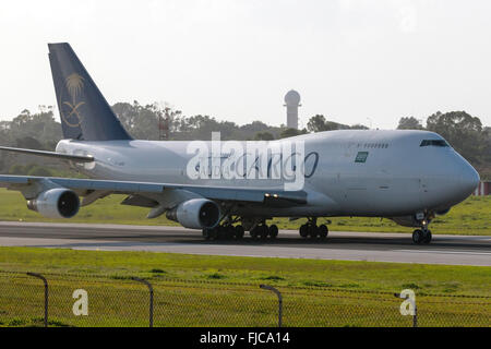 Saudia Boeing 747 Cargo Cargo Freighter de décoller. Banque D'Images