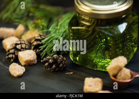 Sapin jam bosse sur fond de bois Banque D'Images