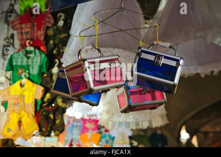 Valises jouet en plastique pour la vente au Bazar-e Bozorg bazar à Isfahan, Iran Banque D'Images