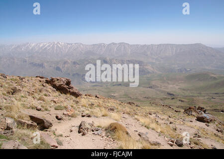 Voir à partir de la pente du mont Damavand dans toute la chaîne de montagnes Alborz, Iran Banque D'Images