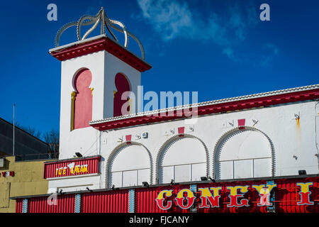 Coney Island station peint rouge vif d'une salle de jeux électroniques et d'un café, à Scarborough, North Yorkshire Angleterre UK Banque D'Images