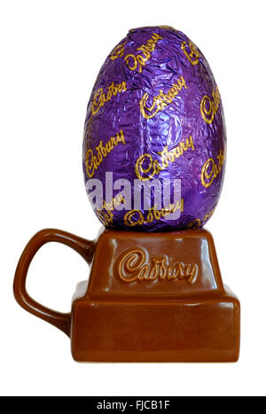 De pâques en chocolat Cadbury était assis sur edition spéciale mug découper sur un fond blanc Banque D'Images