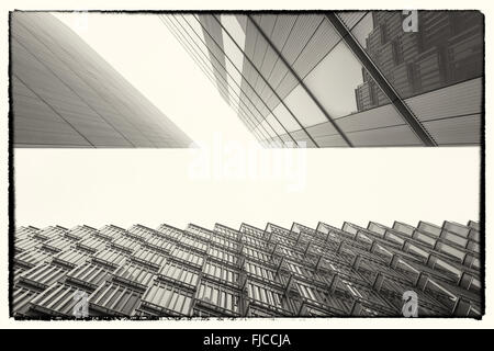 Un résumé photo en noir et blanc à la capture de trois bâtiments différents sur un angle Banque D'Images