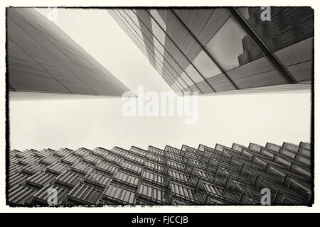 Un résumé photo en noir et blanc à la capture de trois bâtiments différents sur un angle Banque D'Images