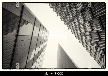Un résumé photo en noir et blanc à la capture de trois bâtiments différents sur un angle Banque D'Images