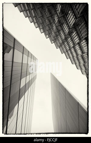 Un résumé photo en noir et blanc à la capture de trois bâtiments différents sur un angle Banque D'Images