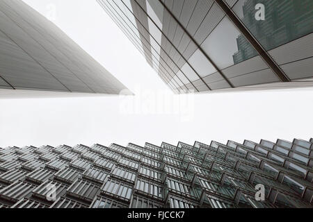 Une photo à la capture de trois bâtiments différents sur un angle sur un jour brumeux Banque D'Images
