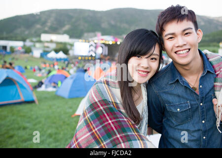 Happy young couple chinois Banque D'Images