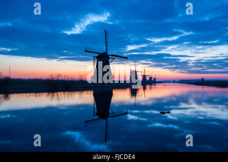 Sur l'eau il y a plusieurs moulins à Kinderdijk en Hollande Banque D'Images