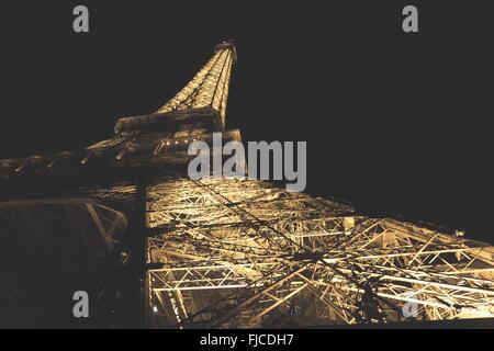 Paris, France - circa Septembre 2012 : une nuit photographie de la Tour Eiffel en tenant sous la structure de la recherche des photos, h Banque D'Images