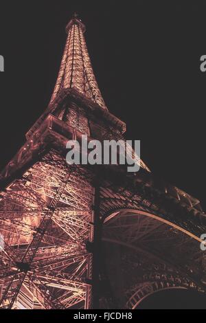 Paris, France - circa Septembre 2012 : une nuit photographie de la Tour Eiffel en tenant sous la structure de la recherche des photos, h Banque D'Images