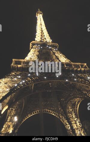 Paris, France - circa Septembre 2012 : une nuit photographie de la Tour Eiffel en tenant sous la structure de la recherche des photos, h Banque D'Images