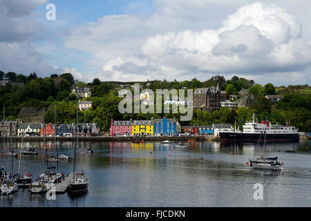 Maisons peintes pittoresques dans le port de Tobermory, sur l'île de Mull, Hébrides intérieures, Ecosse Banque D'Images