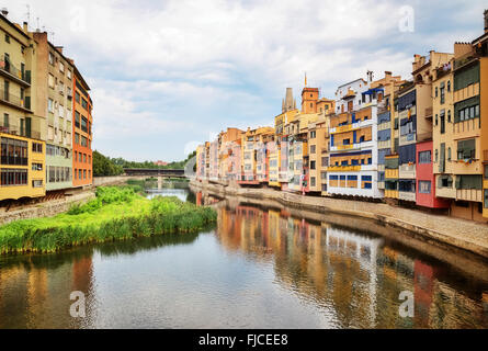 Rivière et des bâtiments pittoresques de Gérone. La Catalogne, Espagne. Banque D'Images