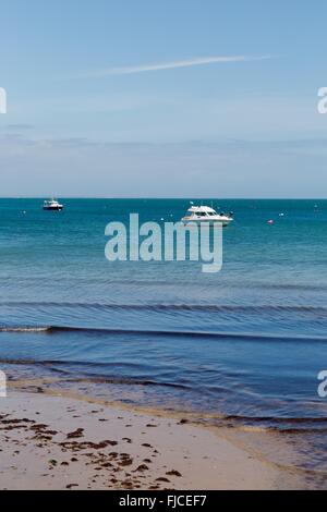 Une photo prise par une belle journée de plage de Swanage à l'égard des bateaux sur la mer Banque D'Images