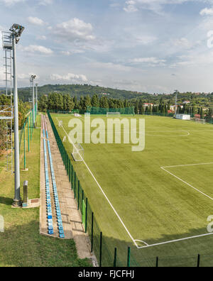 Terrains de football dans une petite ville de staduim Piran, Slovénie. Banque D'Images