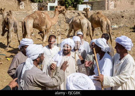 Groupe d'éleveurs de chameaux et de négociation des acheteurs difficiles à s'entendre sur le prix final de chameaux au cours d'un marché aux chameaux. Banque D'Images