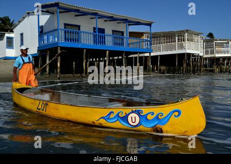 Canot de pêche - Plage de COLAN. .Département de Piura au Pérou Banque D'Images